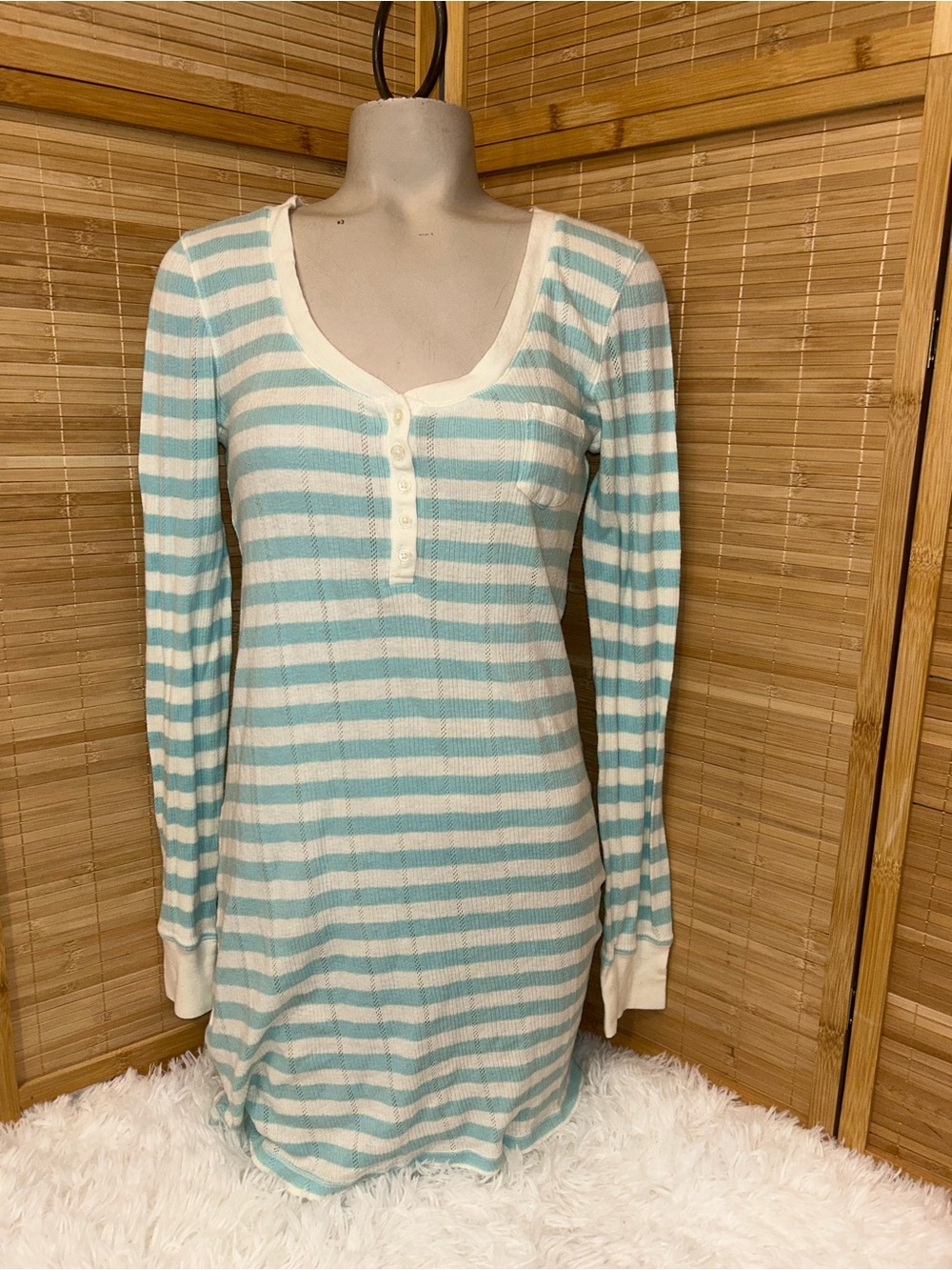 Vintage Old Navy Henley long sleeve thermal sleep shirt woman’s medium dress